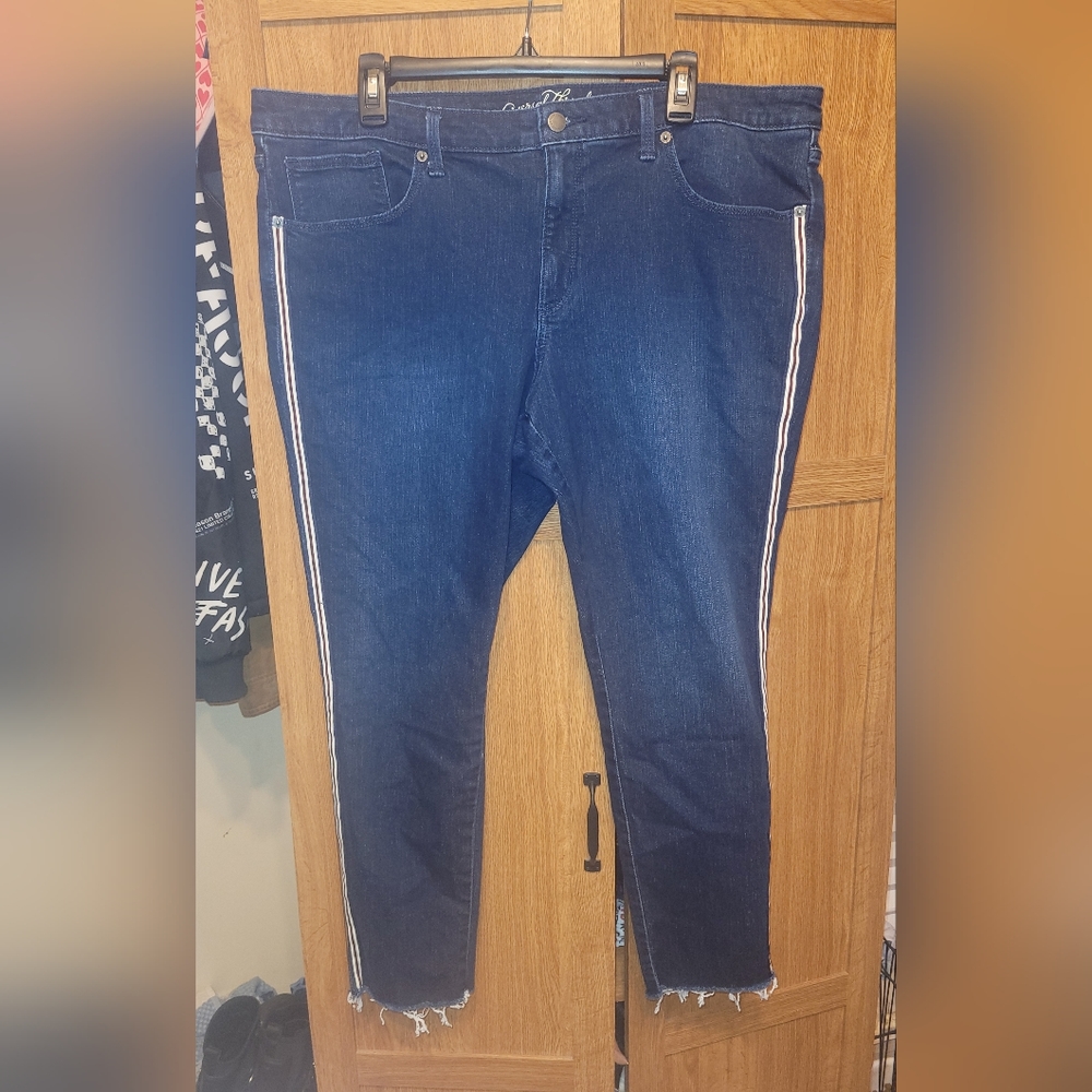 Universal thread size 18 or 34 women's jeans